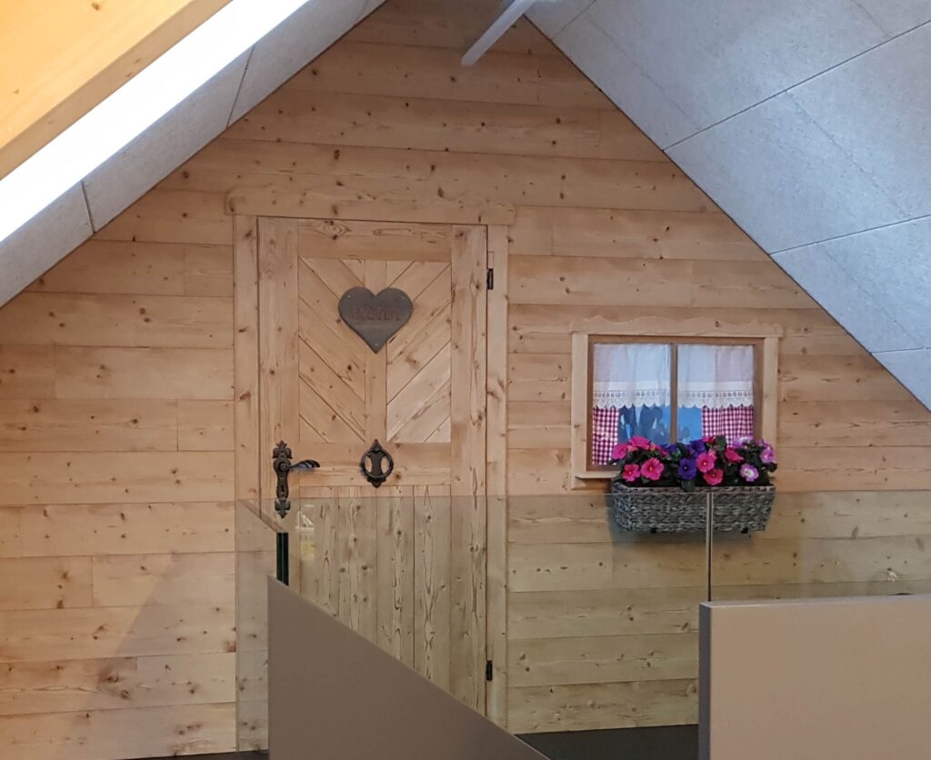 Umbau | Holzwand mit Tür und Fenster