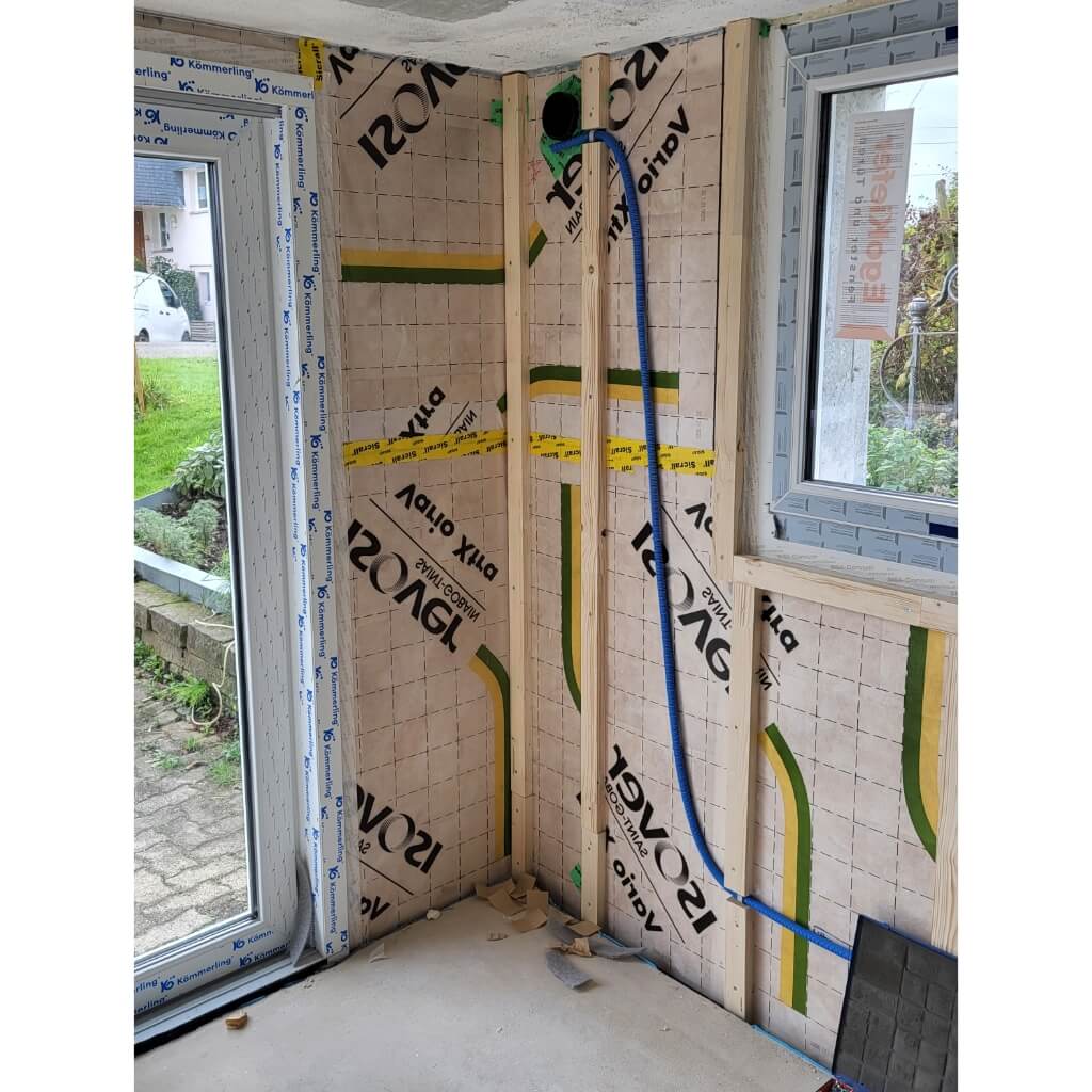 Renovation Thurgau | Innenwand offen in der man Isolierung und Elektroleitungen sieht