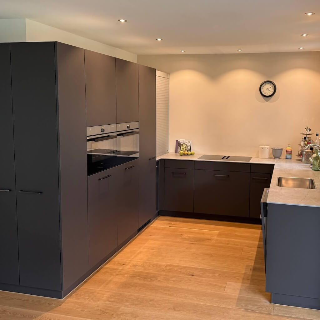 Umbauten Romanshorn | eine Küche in dunkelgrau noch nicht eingerichtet