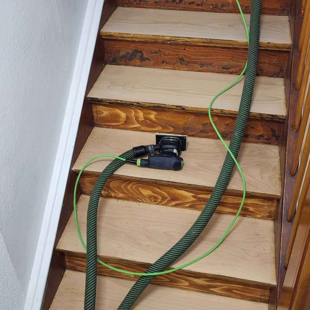 Umbau Thurgau | eine Treppe die mit einem Werkzeug aufgefrischt wird