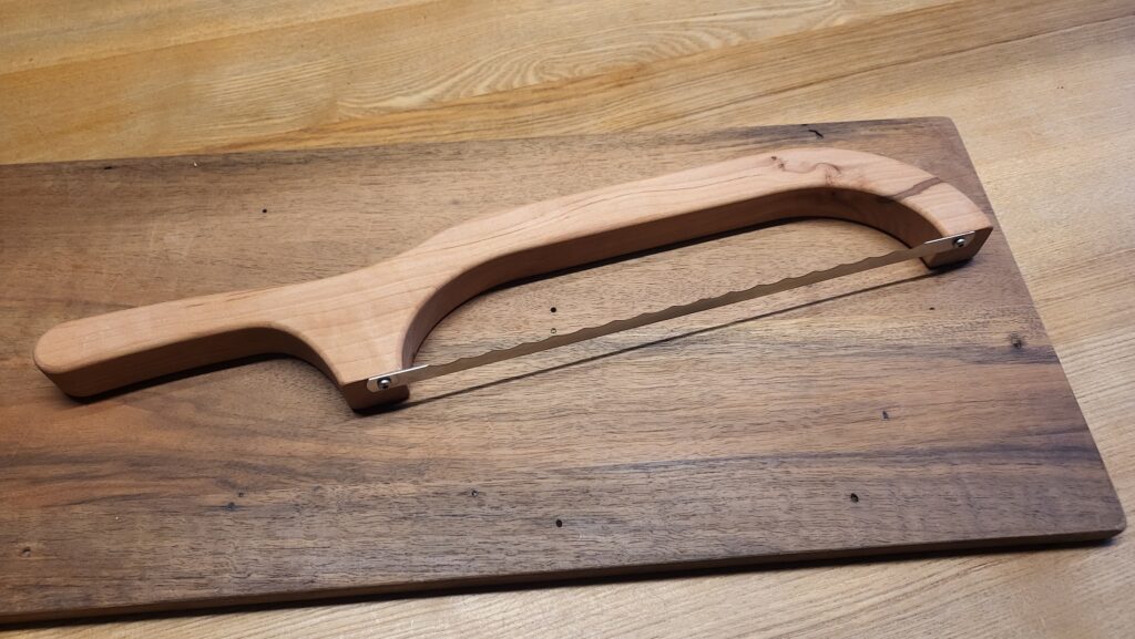 Brotsäge aus Holz mit Meterstab damit man die Masse sehen kann.