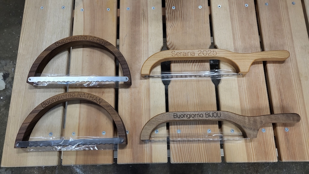 Brotsäge beschriftet mit unterschiedlichen Schriften und Zahlen