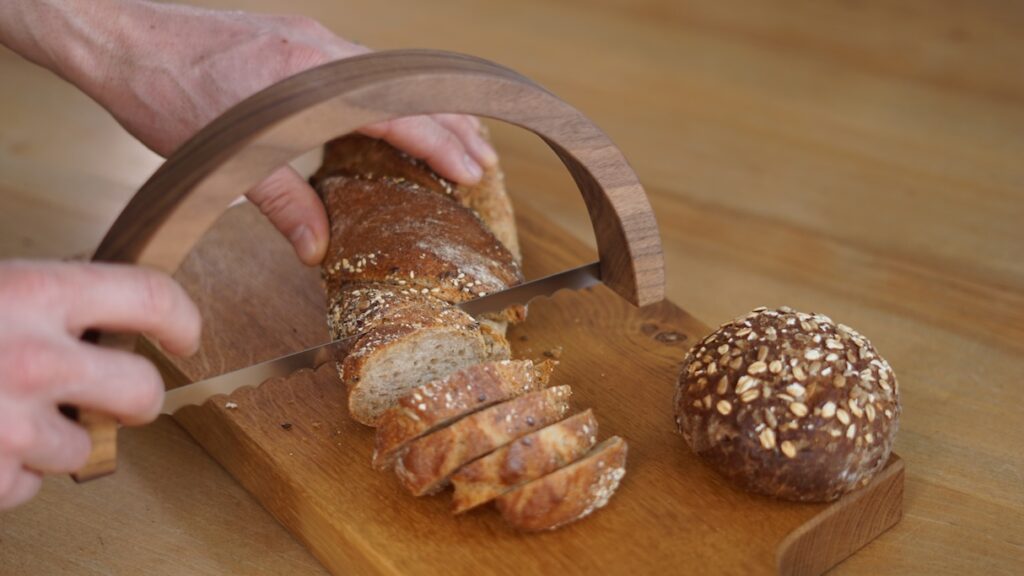 Brot wird mit Brotsäge geschnitten