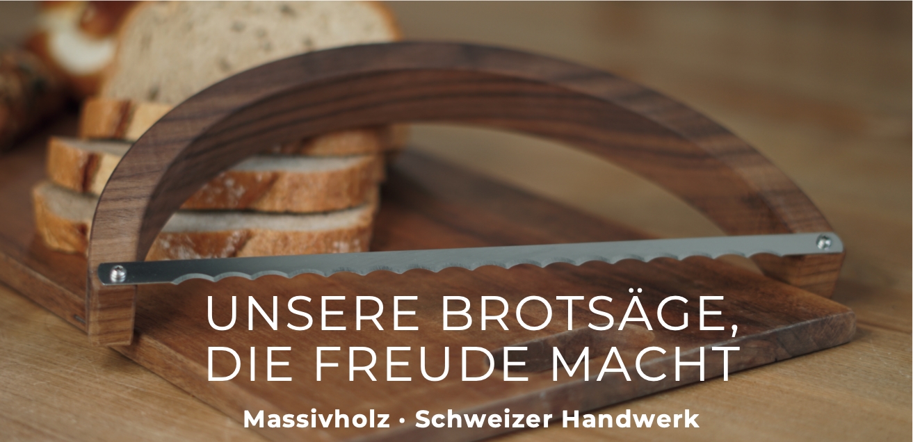 Brotsäge auf Schneidebrett mit Brot 