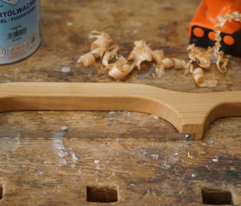 Brotsäge auf Hobelbank