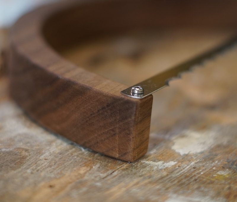 Brotsäge mit Detailansicht Sägeblatt