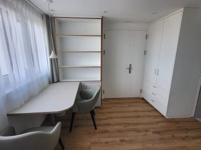 Einbaumöbel mit weisser Oberfläche in einem Zimmer für ein Altersheim