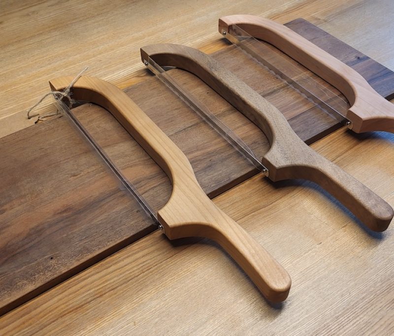 drei Brotsägen auf einem Schneidebrett