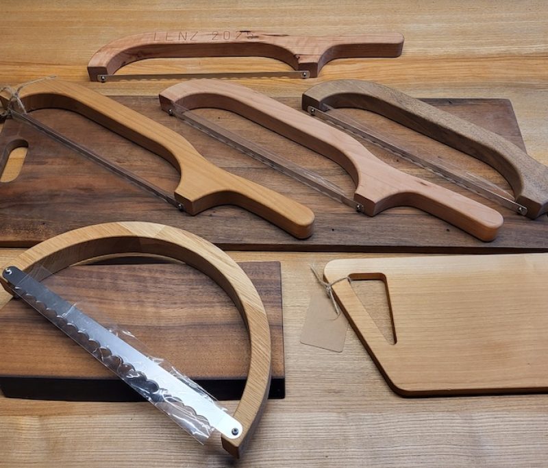 Mehrere Brotsägen auf mehreren Schneidebrettern