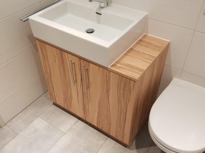 Badmöbel mit weissem Waschbecken