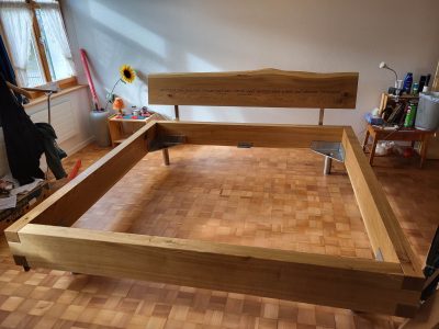 Bettrahmen aus Massivholz in einem Zimmer