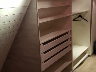 Schrank in einer Dachschräge