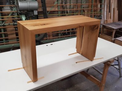 Eichenbank aus Massivholz in der Werkstatt