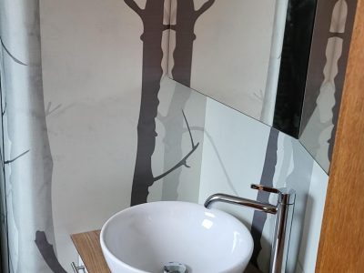 Badmöbel nach Mass mit Waschbecken und Spiegel