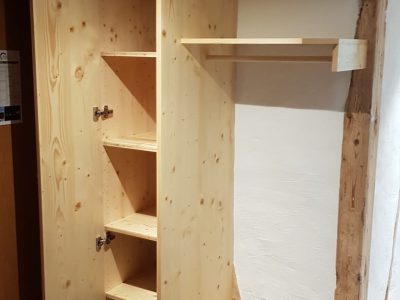 Holzschrank mit offenen Türen