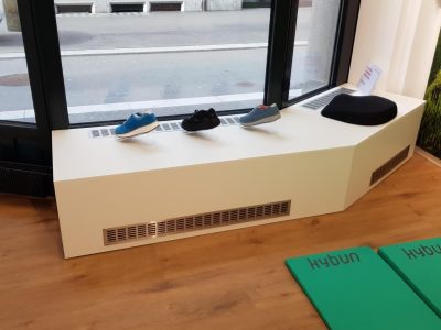 weisser Verkaufskorpus in einem Kybun Shop