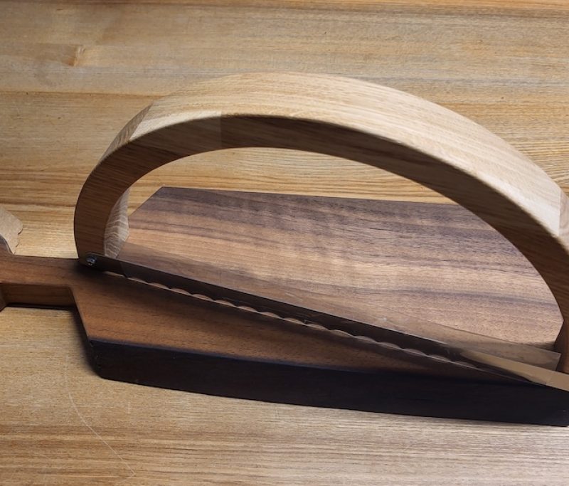 Runde Brotsäge auf einem Schneidebrett